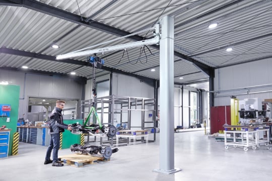 Ein Konecranes Schwenkkran aus Aluminium, der Werkstücke leicht und präzise hebt, transportiert und absetzt. Vielseitig einsetzbar an Bearbeitungsmaschinen, Montageplätzen, Freilagerplätzen und Verladerampen, und direkt am Arbeitsplatz installierbar. 